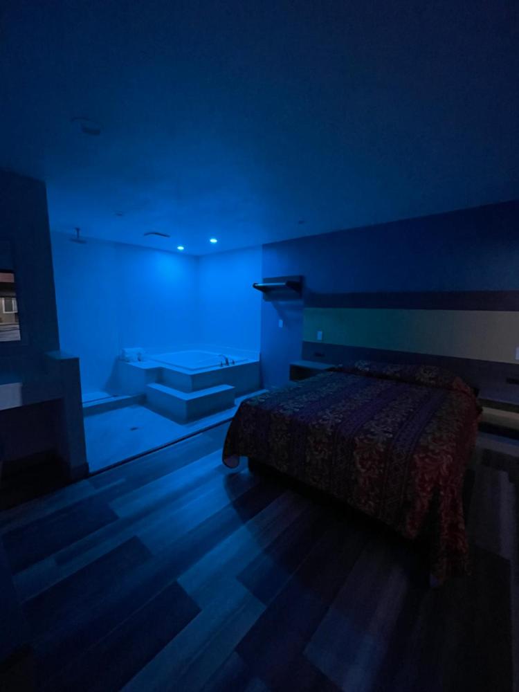 Deluxe Suite with Spa Bath interior